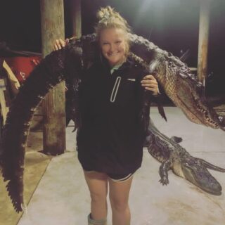 Oh you squat with weights... thats cute 🏋️‍♀️🐊 #claygullyoutfitters #huntress #girlsthathunt #girlsthathuntandfish #hunting #florida #huntflorida #floridahunting #floridahuntinglife #gooutdoors #alligator #alligatorseason #gatorhunting